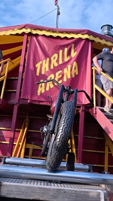 Ever seen motorcycles drive up a WALL?? The Thrill Arena @wildwheelswallofdeath show did just that (and more!!) at the Hellbender Hootenanny at @summersvillelakeretreat